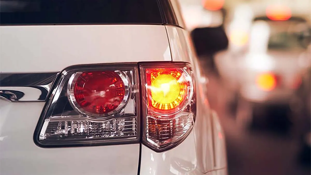 Salah Kaprah Menyalakan Lampu Hazard yang Masih Sering Terjadi, Bikin Bingung dan Bisa Memicu Kecelakaan
