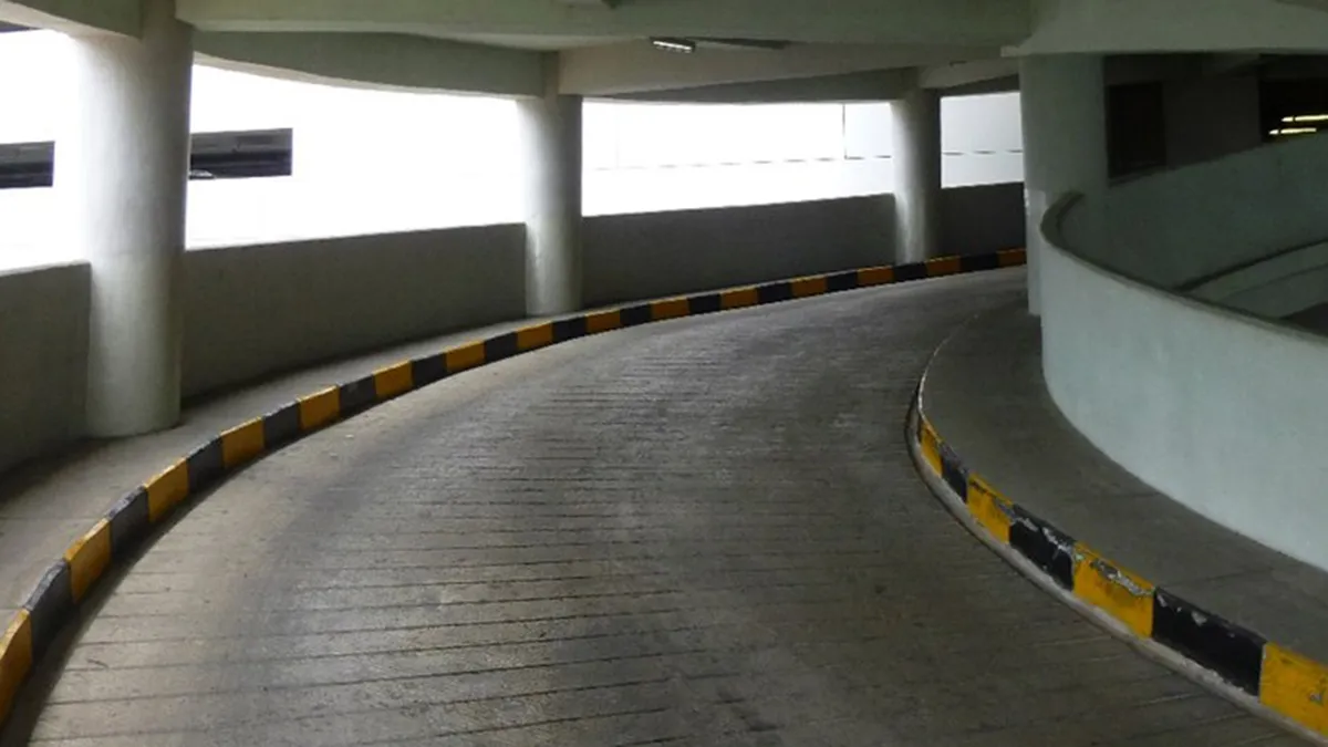 Cara Mengemudi Aman di Gedung Parkir, Hati-hati di Tanjakan Spiral