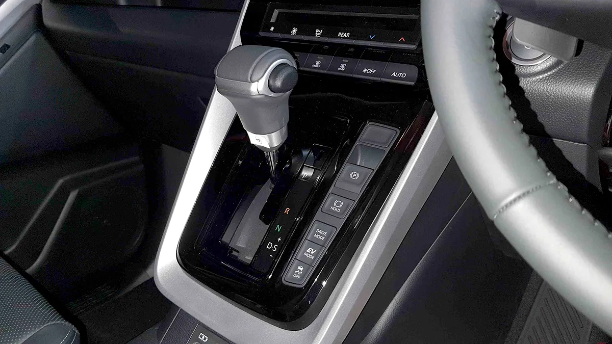 Parkir Paralel Mobil Hybrid Toyota Itu Mudah dan Anti Mogok, Bagaimana Caranya?