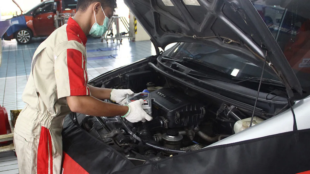 Berdasarkan Jarak Tempuh atau Durasi Pemakaian, Bagaimana Perhitungan Waktu Ganti Oli Mesin yang Tepat?