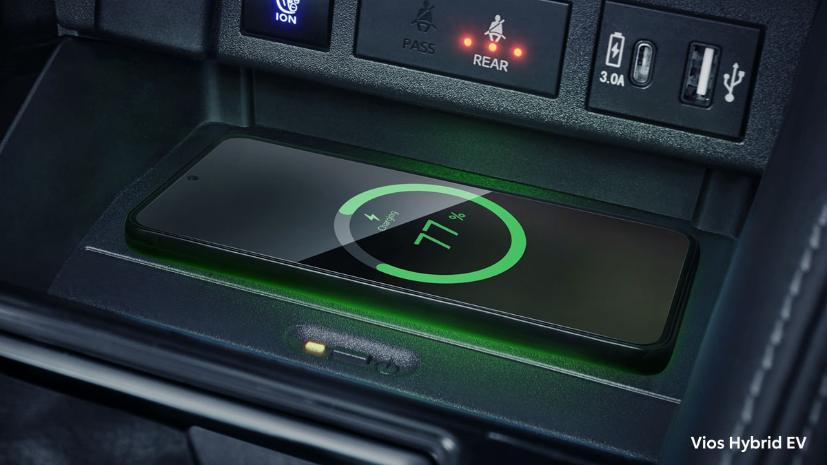 High-Speed Qi Compatible Wireless Charger & USB Type-C Ports