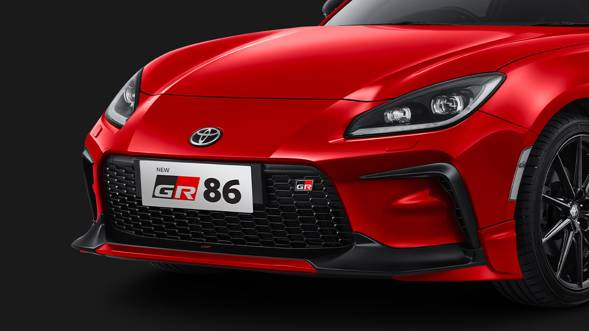 Prominent Front Bumper Spoiler & Grille