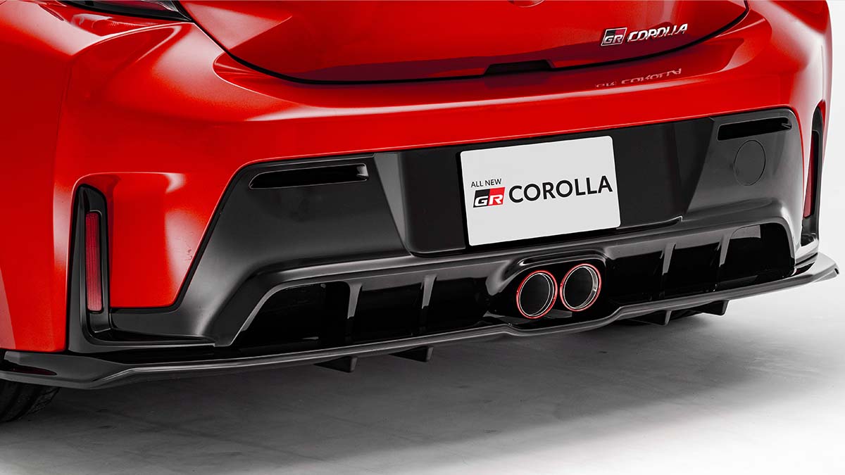 Distinct Rear Bumper Spoiler & Sport Exhaust